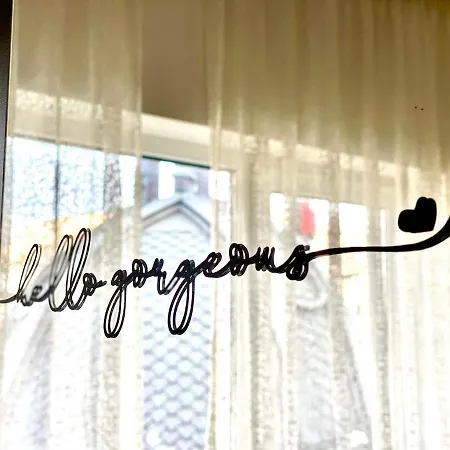 Cozy Caramel Ultracentral Old Town