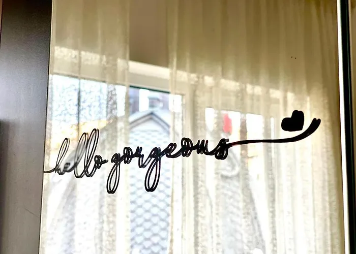 Cozy Caramel Ultracentral Old Town